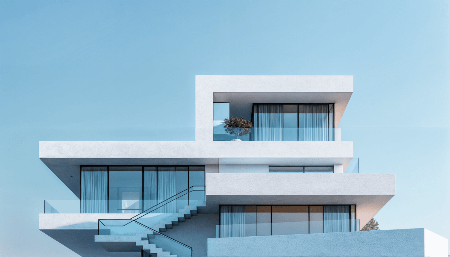 Moderne, klar gegliederte Architektur vor blauem Himmel